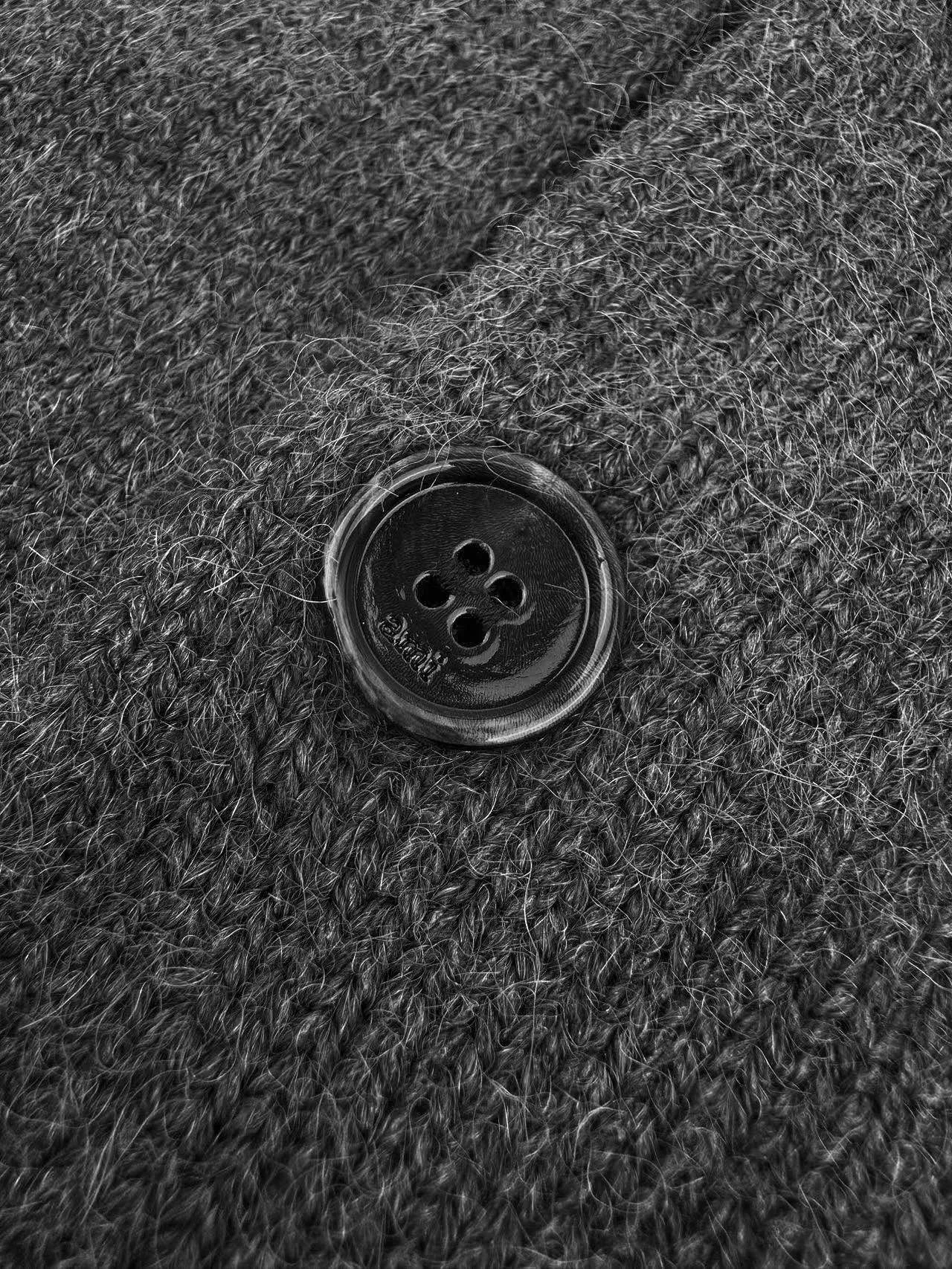 Ami Paris love jacquard woolen Polo shirt, custom-woven luxurious Merino wool, soft and delicate, comfortable and close to the skin, using high-grade gray as ink, calm and restrained, a contrasting love heart jumps on the chest, quietly exuding its own charming halo, the brand is highly recognizable. The design of the Polo collar is neat and capable, perfectly blending French laziness and modern fashion. It is the ultimate simplification of color, and conveys the love and persistence of life. Meet the ultimate simplicity, the well-deserved king of Versatile. Process 1: Jacquard tissue imported from Germany. Precisely control the arrangement and interweaving of yarns. Carefully interweave on the loom. Ami love jacquard artistic pattern inlay. The fabric is more vivid and three-dimensional. Process 2: Softening and deodorizing process of ready-made clothes. Use professional washing equipment and specific detergents to deep clean and deodorize clothes. Improve the feel and appearance of clothes. Accessories: Customized 1:1 Ami Horn buckle customized 1:1 Ami trademark version: loose version Size: S M L XL Style number: 25366